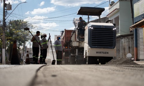 VR: bairro Sessenta recebe novo asfalto para o entorno da Praça Pandiá Calógeras